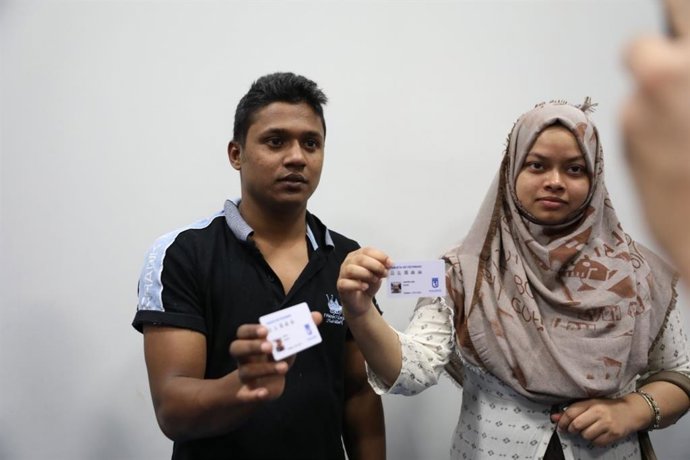 Dos usuarios de la tarjeta de vecindad del Ayuntamiento de Madrid