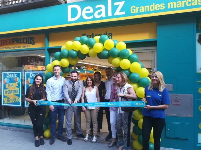 Apertura del nuevo centro de Dealz en la madrileña calle de López de Hoyos.