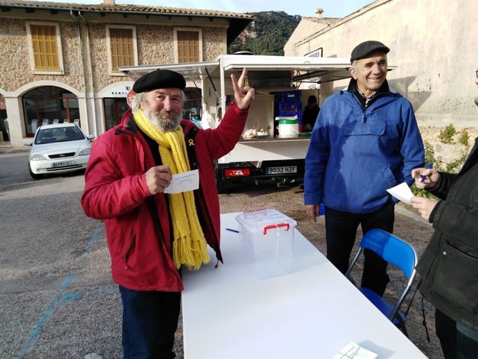 Imagen de la consulta simbólica sobre Monarquía o República celebrada en Valldemossa.