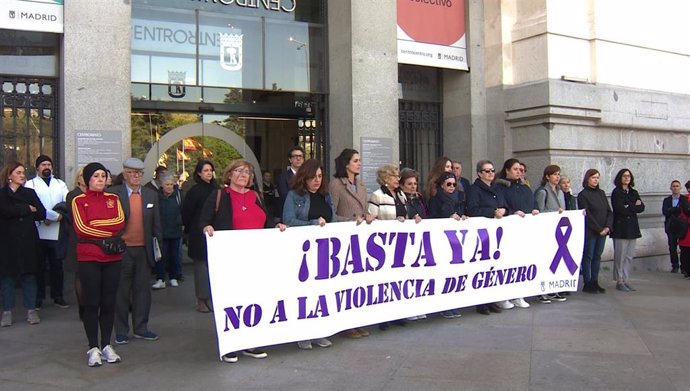 Pancarta en la que se lee ' ¡Basta ya! No a la violencia de género' con miembros del anterior gobierno de Madrid. 