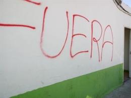 Imagen de la fachada de la sede de Vox en Parla con pintadas ofensivas contra la formación.