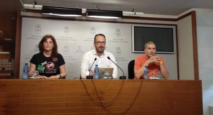 El diputado de Vox, Ignacio Blanco, en rueda de prensa junto a dos integrantes del colectivo de interinos de Asturias.