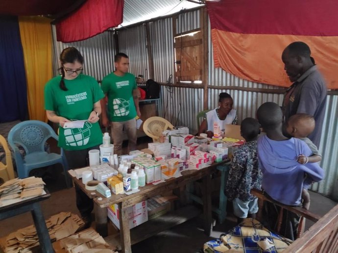 Dos de los voluntarios del Programa interviniendo en el dispensario Mother Teresa Rodon de Mlolongo en Kenia.