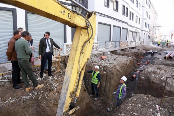 La Diputación de Almería ha destinado una cuantía de 600.000 euros para la mejora de distintas infraestructuras básicas en Vélez-Rubio, con cargo a los Planes Provinciales y al Plan de Fomento del Empleo Agrario (PFEA). Estos proyectos están permitiendo