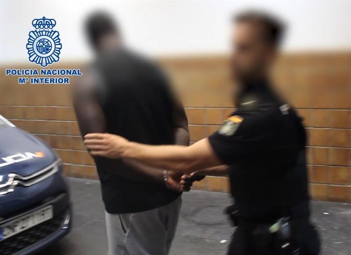 Un agente de la Policía Nacional con uno de los dos peligrosos fugitivos de Suecia detenidos en  Málaga (imagen de archivo)