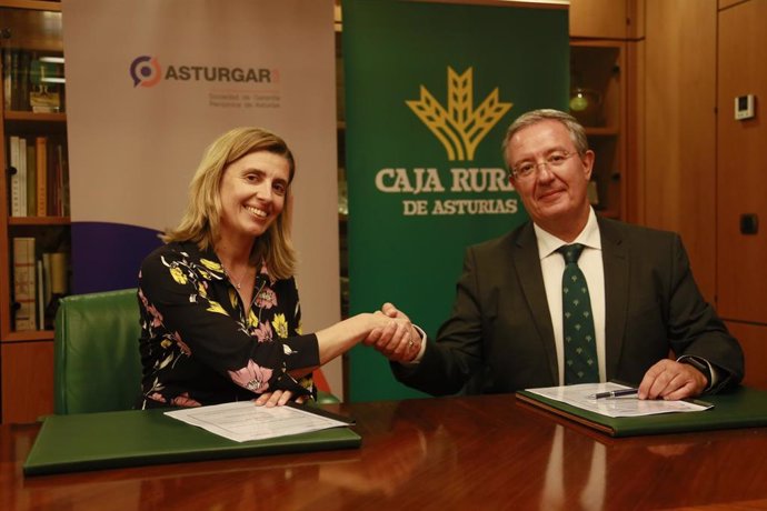 La presidenta de Asturgar SGR, Eva Pando, y el nuevo director general de Caja Rural de Asturias, Antonio Romero.