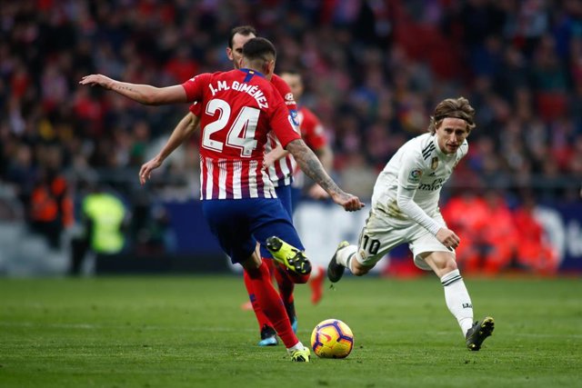 Jose Maria Giménez y Luka Modric en un Atletico de Madrid-Real Madrid 