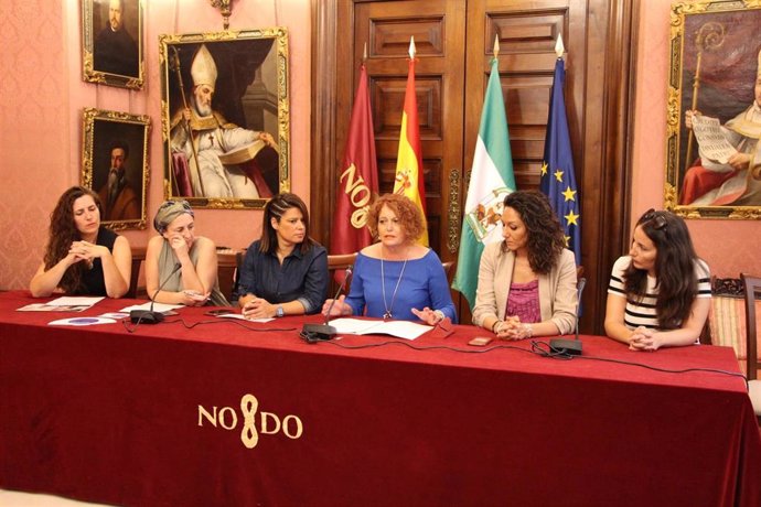 La delegada de Igualdad, Educación, Participación Ciudadana y Coordinación de Distritos de Sevilla, Adela Castaño, en rueda de prensa