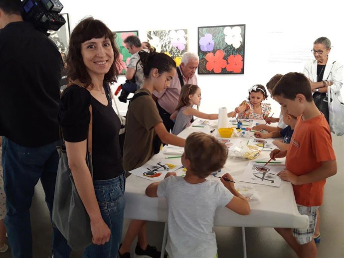 La concejala de Cultura, Carmen Urquía, participa en la presentación del taller 'Las vanguardias son para el Verano' en la sala Amós Salvador