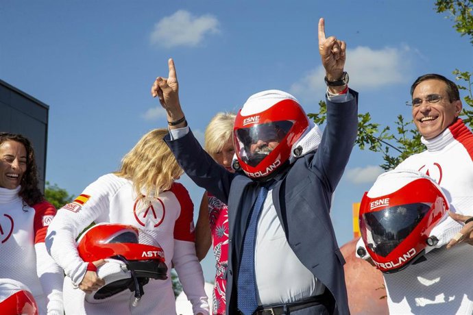 El presidente de Cantabria, Miguel Ángel Revilla, despide a los cinco primeros astrolanders con motivo del proyecto para ensayar la vida humana en Marte