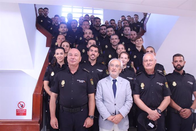 El subdelegado de Gobierno en Almería, Manuel de la Fuente, recibe a los nuevos agentes en prácticas