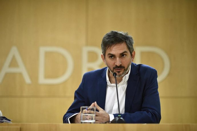 El delegado de Familias, Igualdad y Bienestar social, José Aniorte, durante una reunión de la Junta de Gobierno de la ciudad de Madrid en el Ayuntamiento de la capital.