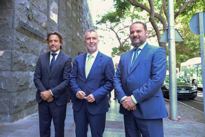 Presidente del Parlamento de Canarias, Gustavo Matos; presidente de Canarias, Ángel Víctor Torres, y ministro de Fomento en funciones, José Luis Ábalos