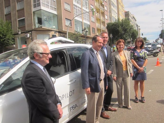O director do CTAG, Luís Moreno, o alcalde de Vigo,  Abel Caballero, e o director da planta de PSA na cidade, Ignacio Bo