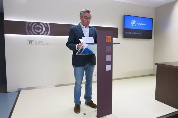 El presidente del grupo parlamentario del PP en las Cortes de Aragón, Luis María Beamonte, este martes en rueda de prensa en el Palacio de la Aljafería.