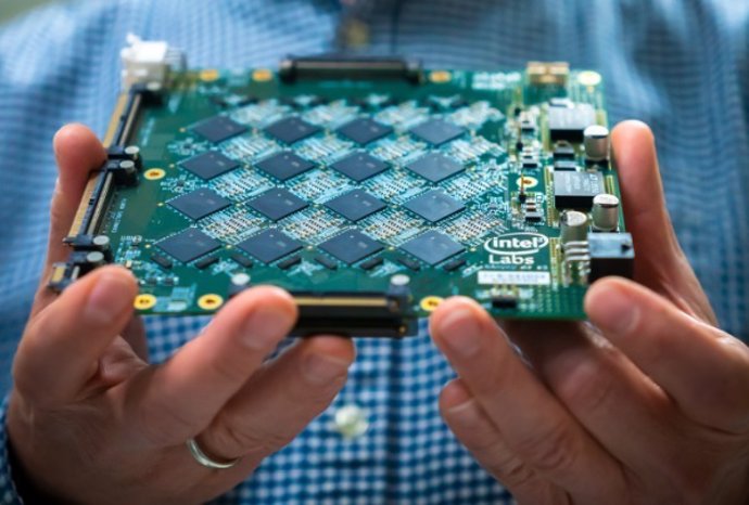 El sistema Pohoiki Beach de Intel, compuesto de 64 chips neuromórficos