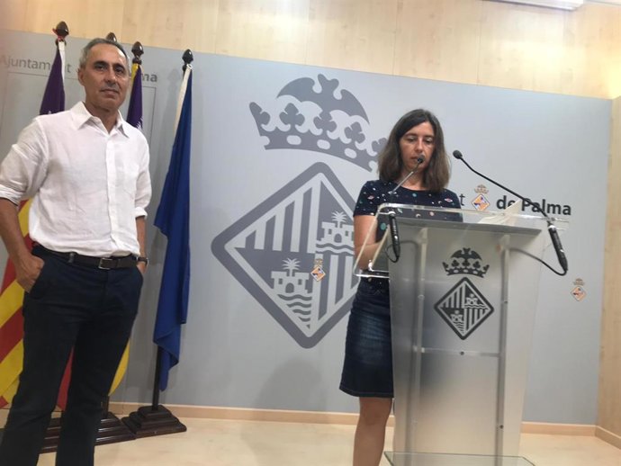 La regidora de Model de Ciutat, Habitatge Digne i Sostenibilitat, Neus Truyol,  en roda de premsa