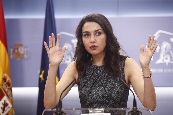 La portavoz de Ciudadanos en el Congreso de los Diputados, Inés Arrimadas, ofrece declaraciones a los medios de comunicación.