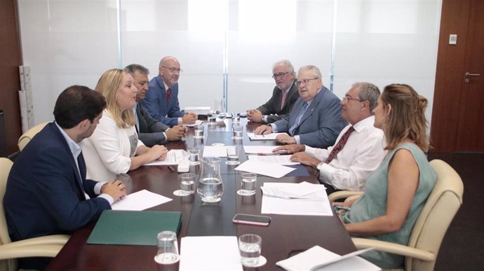 Reunión del consejero de Economía, Conocimiento, Empresas y Universidad, Rogelio Velasco, con la cúpula de la Confederación Andaluza de Empresarios de Alimentación y Perfumería (CAEA). 