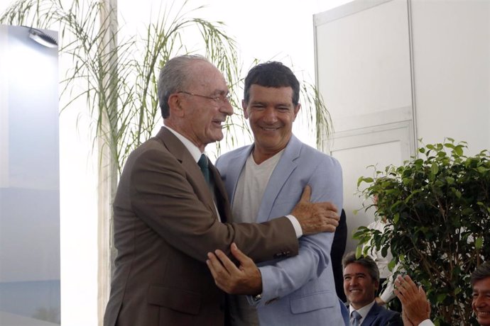 El alcalde de Málaga, Francisco de la Torre,  y el actor malagueño, Antonio Banderas, se saludan en un acto.