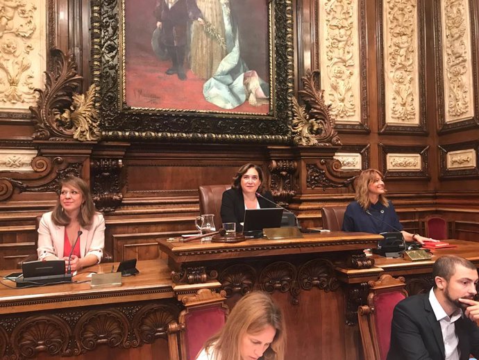 Janet Sanz, Ada Colau i Laia Bonet a l'Ajuntament de Barcelona.