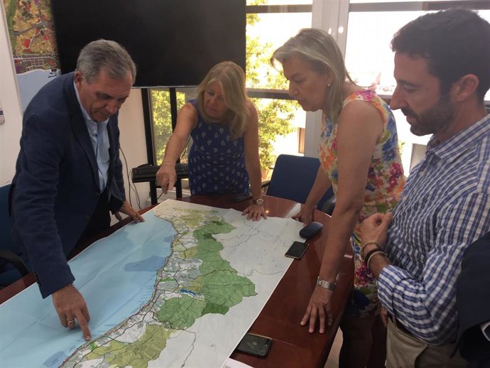 El director general de Urbanismo de la Junta de Andalucía, José María Morente, junto con la alcaldesa de Marbella y la concejal de Ordenación del Territorio, Ángeles Muñoz y María Francisca Caracuel.