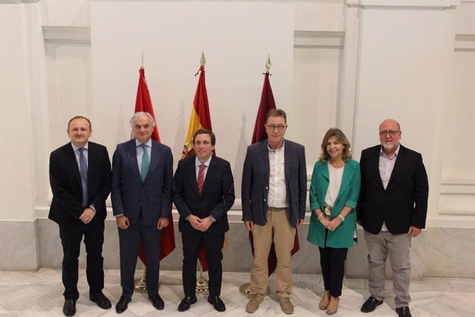Reunión entre los representantes de sindicatos, CEIM y el alcalde de Madrid, José Luis Martínez-Almeida.