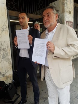 El portavoz del PSOE en el Ayuntamiento de Madrid, Pepu Hernández, y el concejal socialista Alfredo González, en los juzgados tras recurrir la moratoria de Madrid Central.