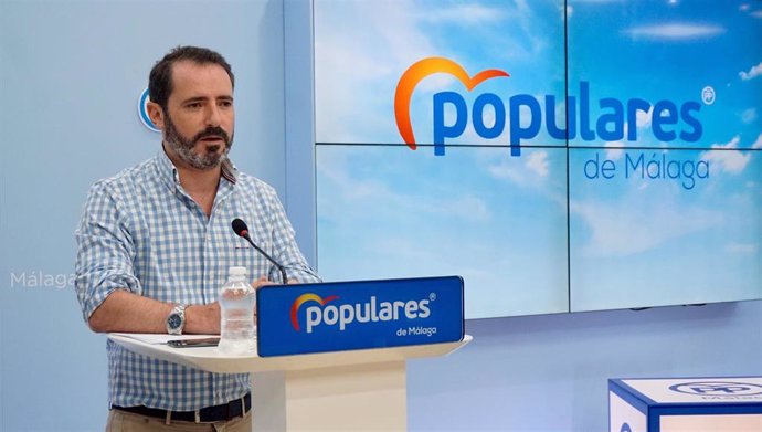 El portavoz provincial del PP de Málaga y parlamentario andaluz, José Ramón Carmona, en rueda de prensa en Málaga