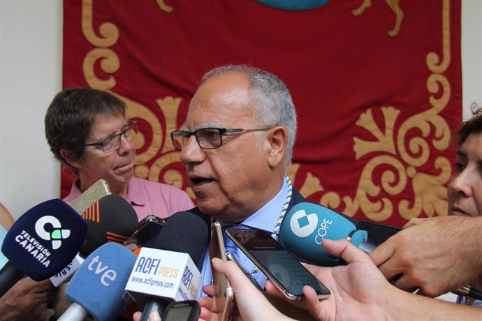El portavoz parlamentario de ASG, Casimiro Curbelo, atiende a los periodistas