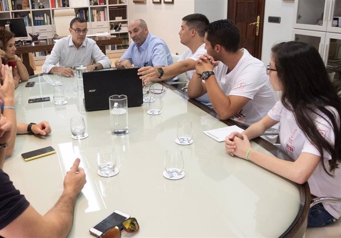 El presidente de la Diputación de Huelva, Ignacio Caraballo, se reúne con estudiantes de la UHU que participarán en Motostudent.