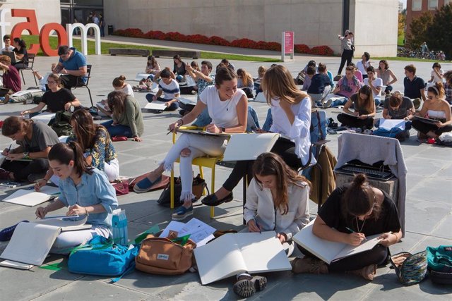 Estudiantes en el campus de Pamplona de la Universidad de Navarra