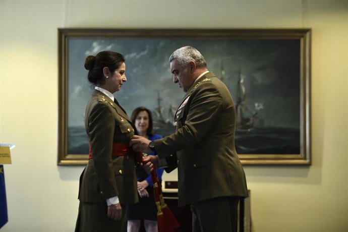 El Jefe de Estado Mayor del Ejército de Tierra (JEME), el general Francisco Javier Varela, impone el Fajín militar a la General de Brigada Patricia Ortega ante la atenta mirada de la ministra de Defensa en funciones, Margarita Robles.