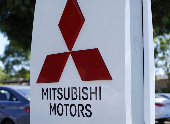 Un logo de Mitsubishi Motors en un concesionario de Estados Unidos