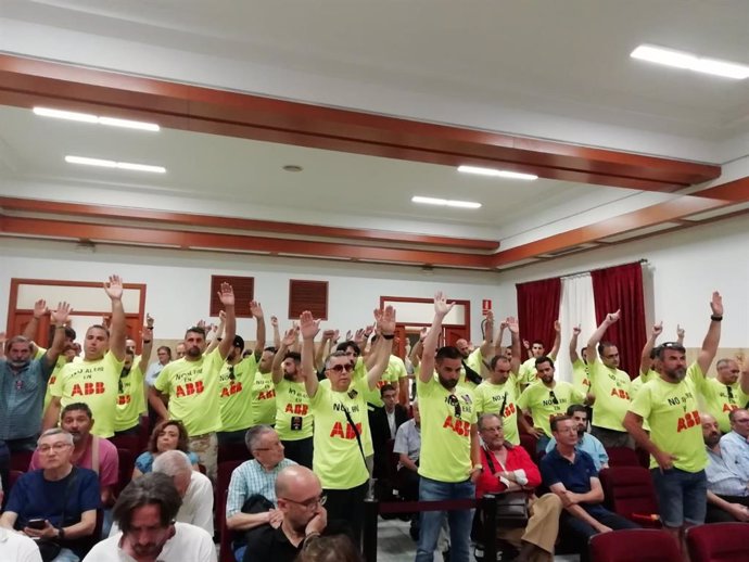 Trabajadores de ABB que han asistido al Pleno del Ayuntamiento de Córdoba.