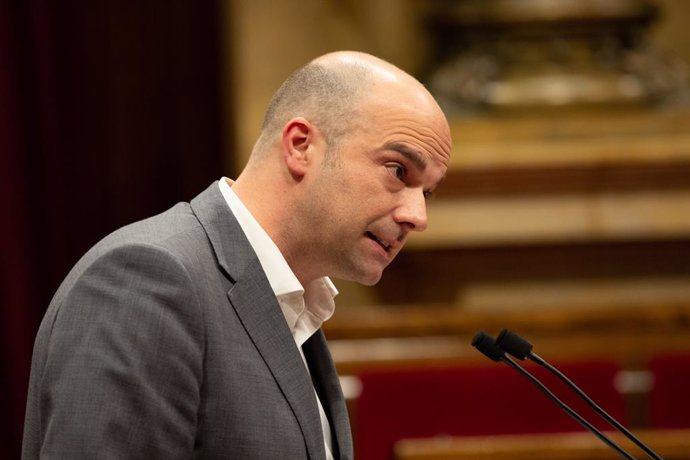 Raúl Moreno del PSC-PSOE interviene desde el atril del Parlamento de Cataluña en una sesión plenaria.             RAÚL MORENO ; ;David Zorrakino
