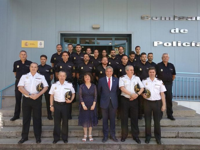 El delegado del Gobierno en Andalucía, Lucrecio Fernández (centro), recibe a los nuevos policías nacionales en Córdoba