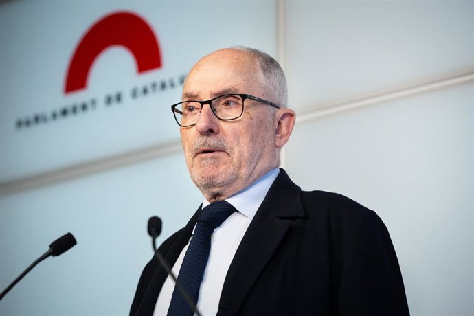 El síndic de Greuges de Cataluña, Rafael Ribó, durante la presentación del informe 'La calidad del aire en Cataluña: déficits y recomendaciones' en Barcelona.