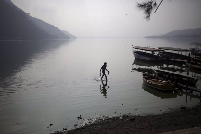 Un hombre anda en el Lago de Atitlán, cerca de Guatemala