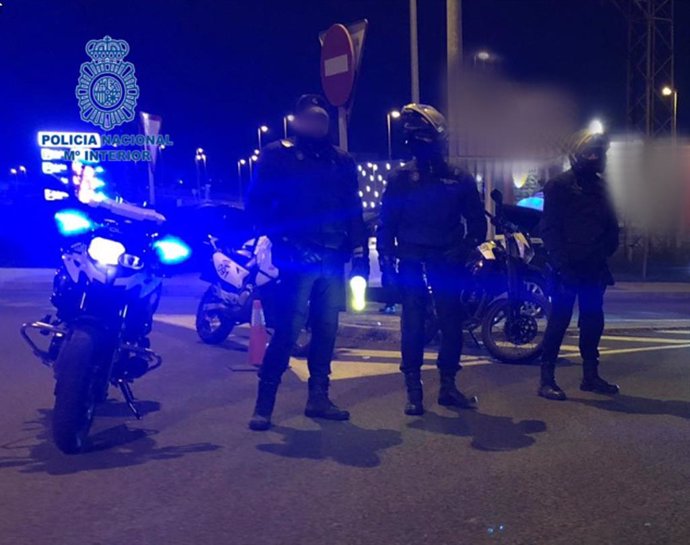 Imatge d'un operatiu nocturn de la Policia Nacional a la platja de Palma.