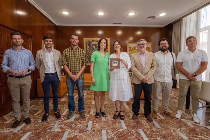 La consejera de Calidad Democrática y Transparencia, Rosa Pérez Garijo y la alcaldesa de Gandia, Diana Morant, firman un acuerdo de colaboración en memoria histórica