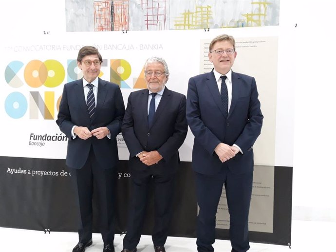 El presidente de Bankia, José Ignacio Goirigolzarri, junto al responsable de la Fundación Bancaja, Rafael Alcón, y el 'president', Ximo Puig