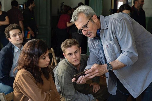 Mariano Barroso, Anna Castillo y Patrick Criado en el rodaje de la serie 'La línea invisible'