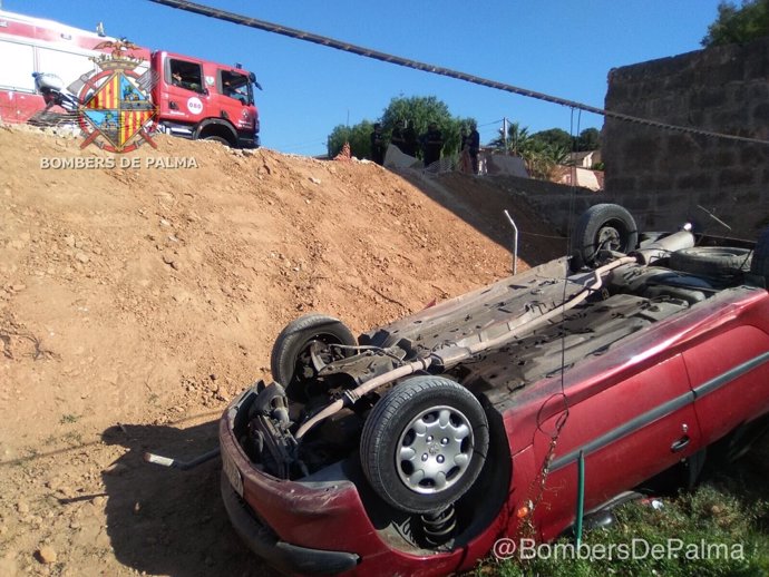 Imagen del vehículo accidentado en la urbanización Bellavista en el Arenal