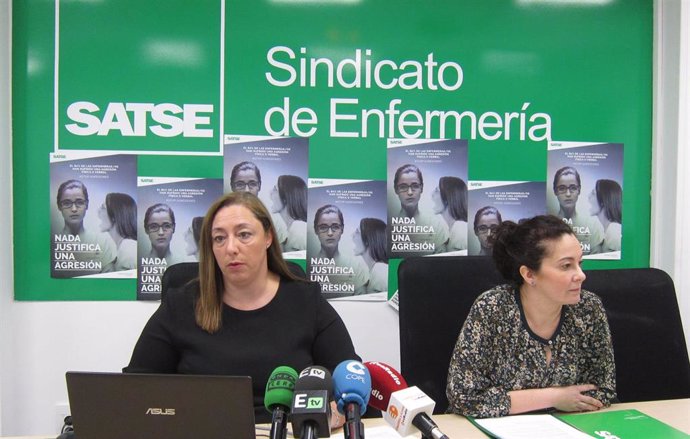 La secretaria autonómica de Satse, Mercedes Gago, a la izquierda durante una rueda de prensa.