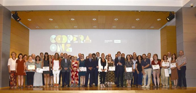 Foto de familia de la entrega de ayudas a ONGs de la Fundación Bancaja y Bankia