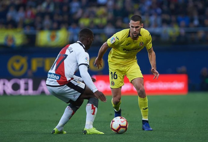 Alfonso Pedraza of Villarreal CF and Luis Advincula of Rayo Vallecano during the La Liga match between Villarreal and Rayo Vallecano at Estadio de la Ceramica on March 17, 2019 in Vila-real Spain.