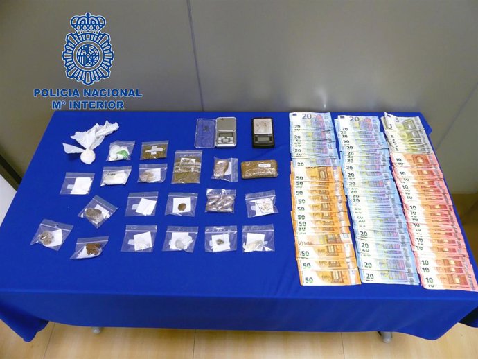 Material incautat després de la detenció de vuit persones d'una banda dedicada al trnsit de drogues.