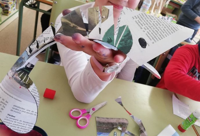 Una participante en el proyecto Recapacicla muestra su proyecto