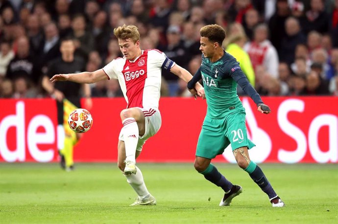 08 May 2019, Netherlands, Amsterdam: Ajax's Matthijs de Ligt (l) and Tottenham Hotspur's Dele Alli battle for the ball during the UEFA Champions League semifinal second leg soccer match between AFC Ajax and Tottenham Hotspur at the Johan Cruijff Arena. 